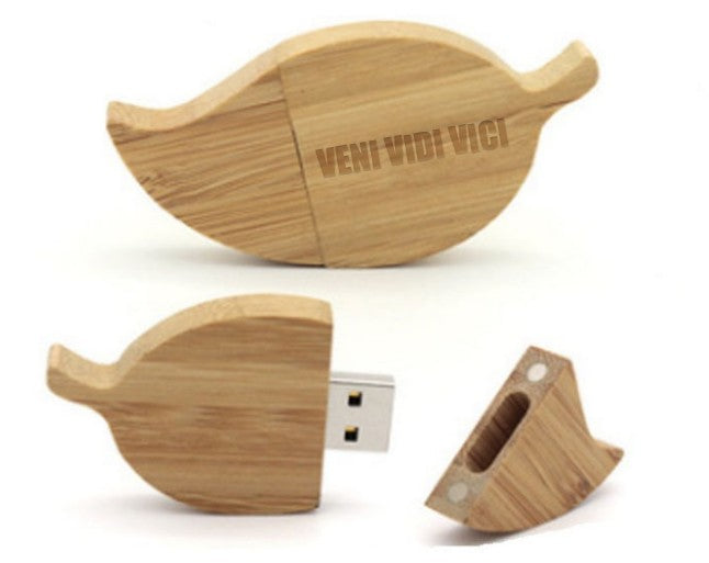 32 GB USB Flash Drive Wooden Case Veni Vidi Vici Inscription